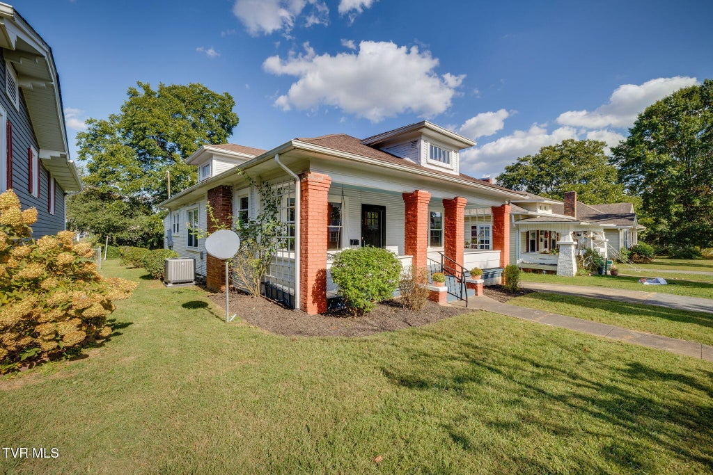 Photo of 618 Hillcrest Drive, Johnson City, TN 37604 (MLS # 10001916)