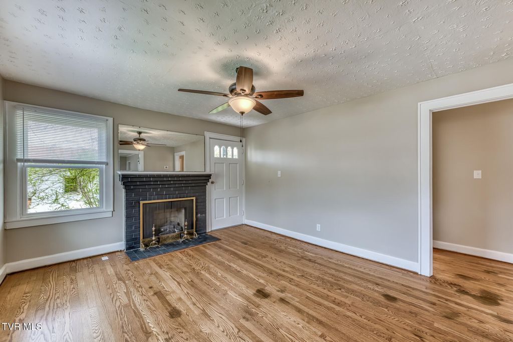 Photo of 5270 Fort Henry Drive, Kingsport, TN 37663 (MLS # 9993346)