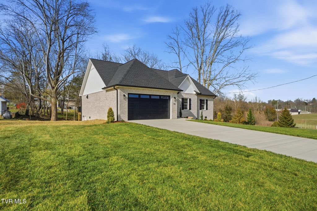 Photo of 112 Tall Oaks Court, Kingsport, TN 37663 (MLS # 9990490)