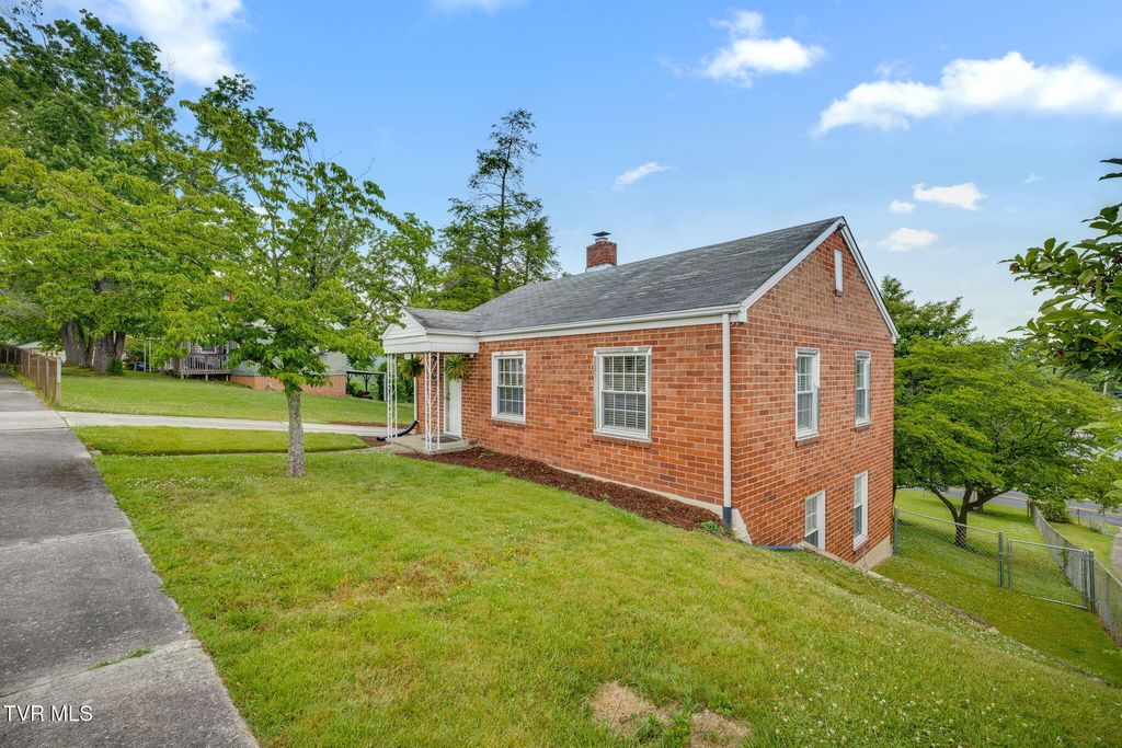 Photo of 110 Park Drive, Kingsport, TN 37660 (MLS # 9995797)