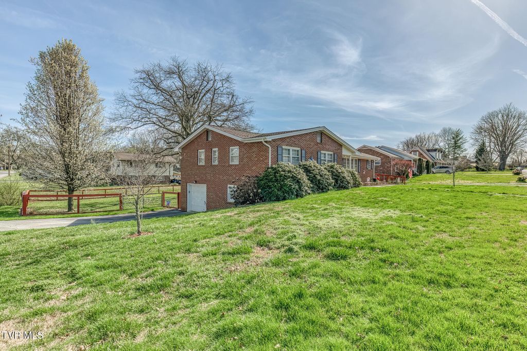 Photo of 609 Hollyhill Road, Johnson City, TN 37604 (MLS # 9992397)