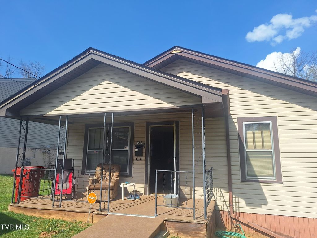 Photo of 916 Pine Grove Avenue, Johnson City, TN 37601 (MLS # 9993214)