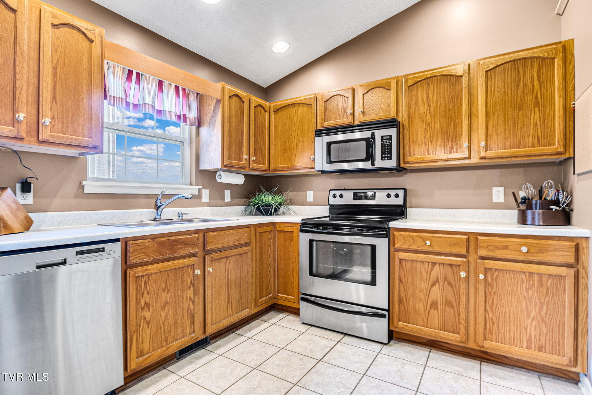 Bristol, Virginia 24202, United States, 3 Bedrooms Bedrooms, ,2 BathroomsBathrooms,Residential,Pending,184046