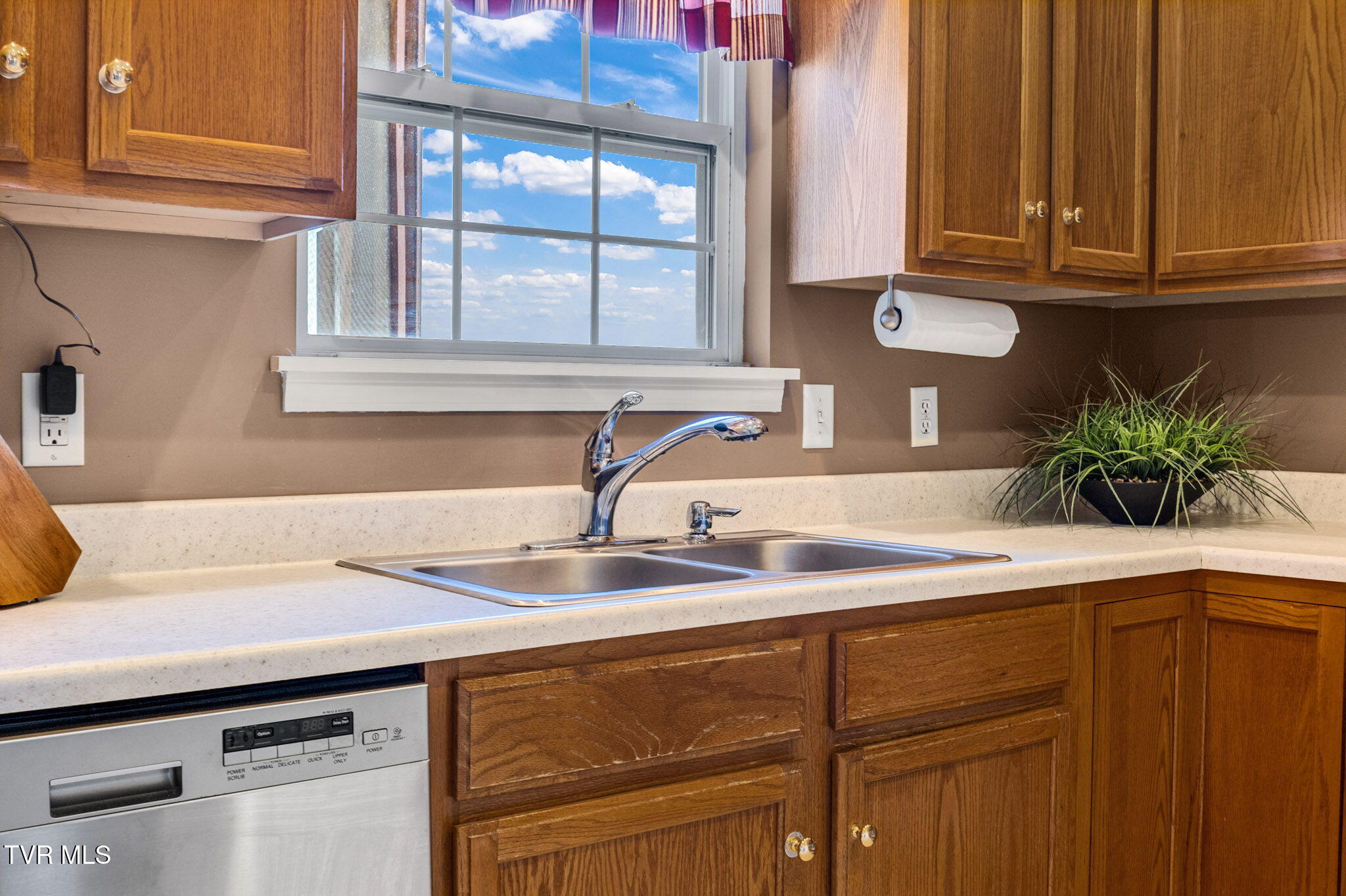 Bristol, Virginia 24202, United States, 3 Bedrooms Bedrooms, ,2 BathroomsBathrooms,Residential,Pending,184046