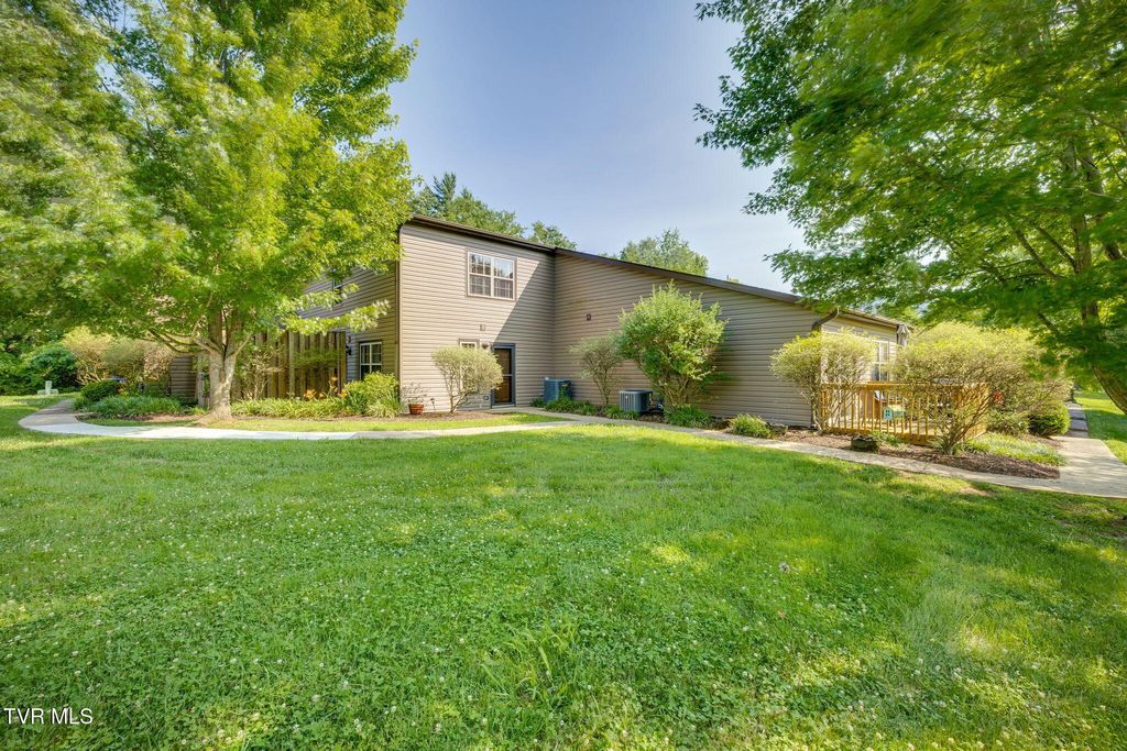 Photo of 506 Pilgrim Court #B, Johnson City, TN 37601 (MLS # 9981713)