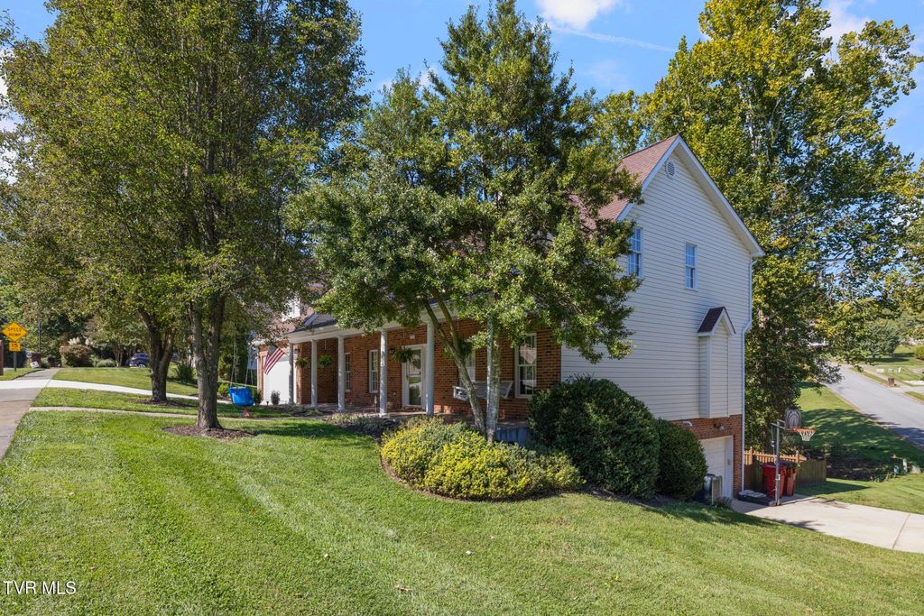 Photo of 209 Glen Oaks Drive, Gray, TN 37615 (MLS # 9986825)