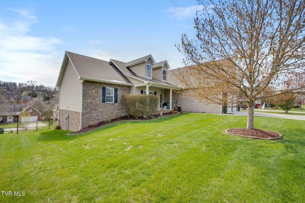 Photo of 121 Springwinds Loop, Johnson City, TN 37601 (MLS # 9992825)