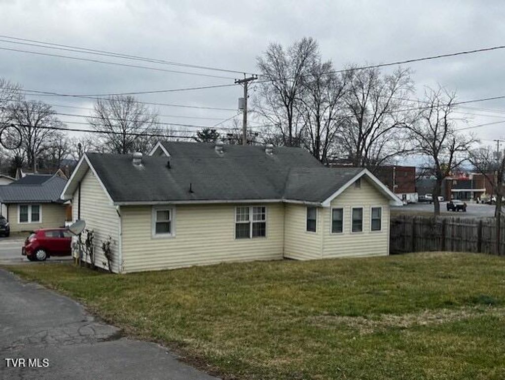 Photo of 1371 Warpath Drive, Kingsport, TN 37664 (MLS # 9991543)