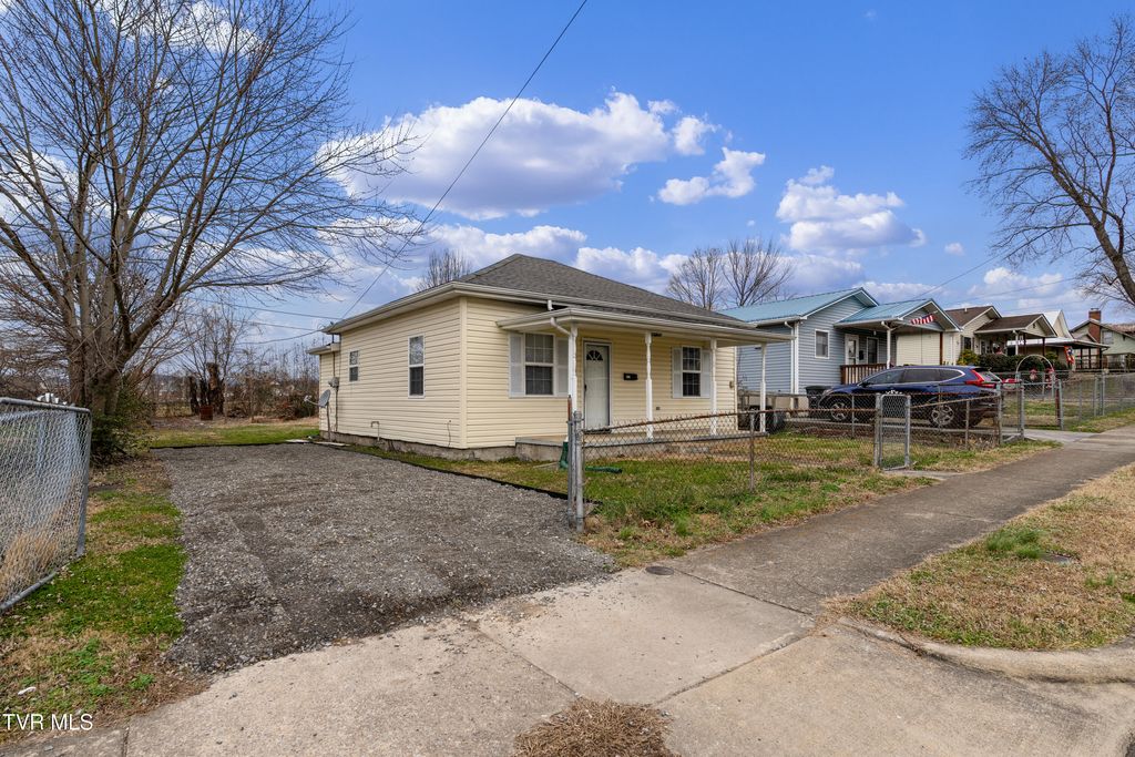 Photo of 818 Poplar Street, Kingsport, TN 37660 (MLS # 9989857)