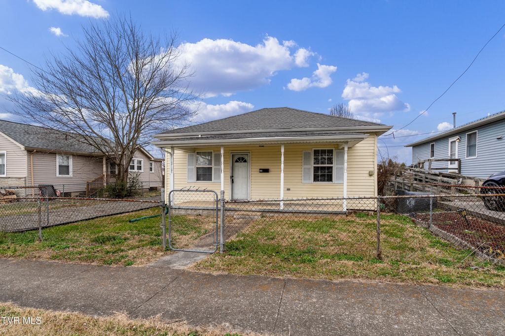 Photo of 818 Poplar Street, Kingsport, TN 37660 (MLS # 9989857)