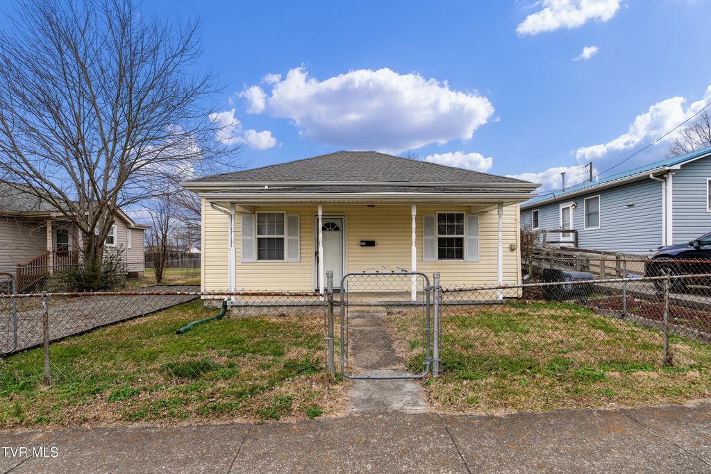 Photo of 818 Poplar Street, Kingsport, TN 37660 (MLS # 9989857)