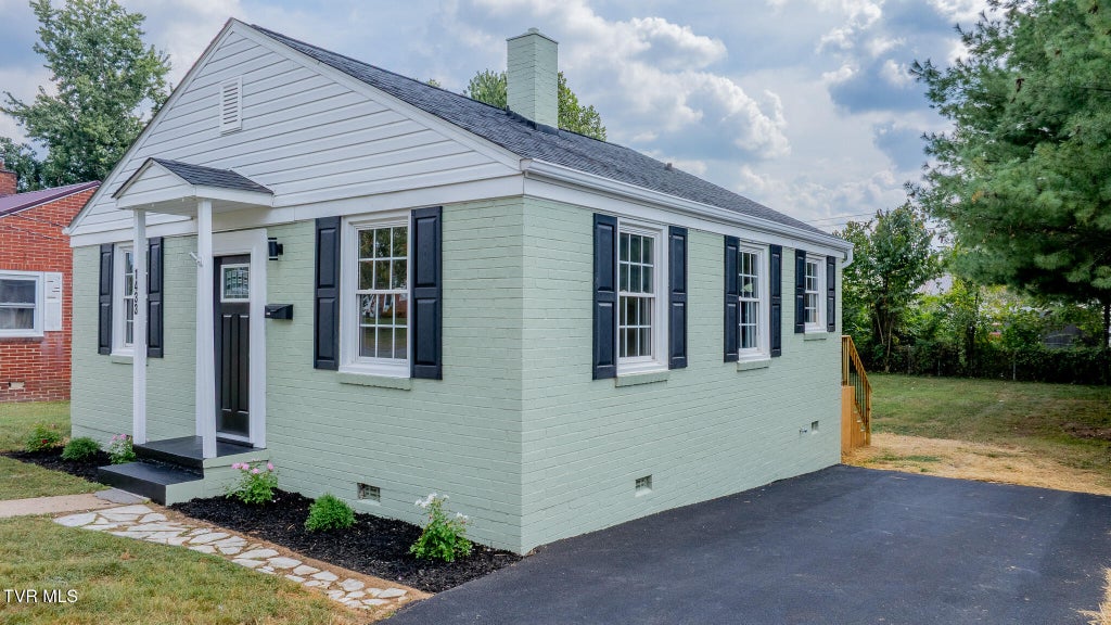 Photo of 1433 Garden Drive, Kingsport, TN 37664 (MLS # 10001109)
