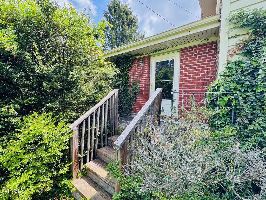 Photo of 2037 Edgemont Avenue, Bristol, TN 37620 (MLS # 9994173)