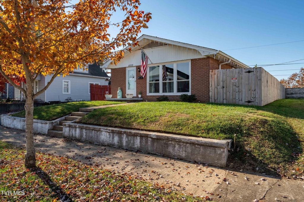 Photo of 1233 Pine Street, Kingsport, TN 37664 (MLS # 9993582)