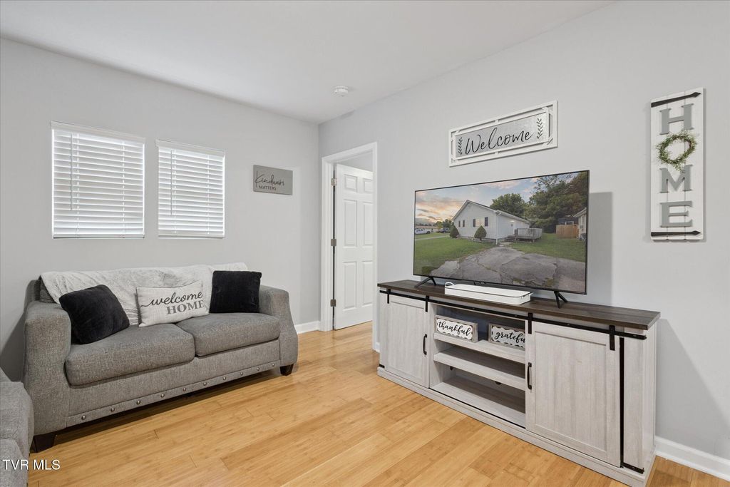 Photo of 924 Campbell Street, Kingsport, TN 37660 (MLS # 9983899)