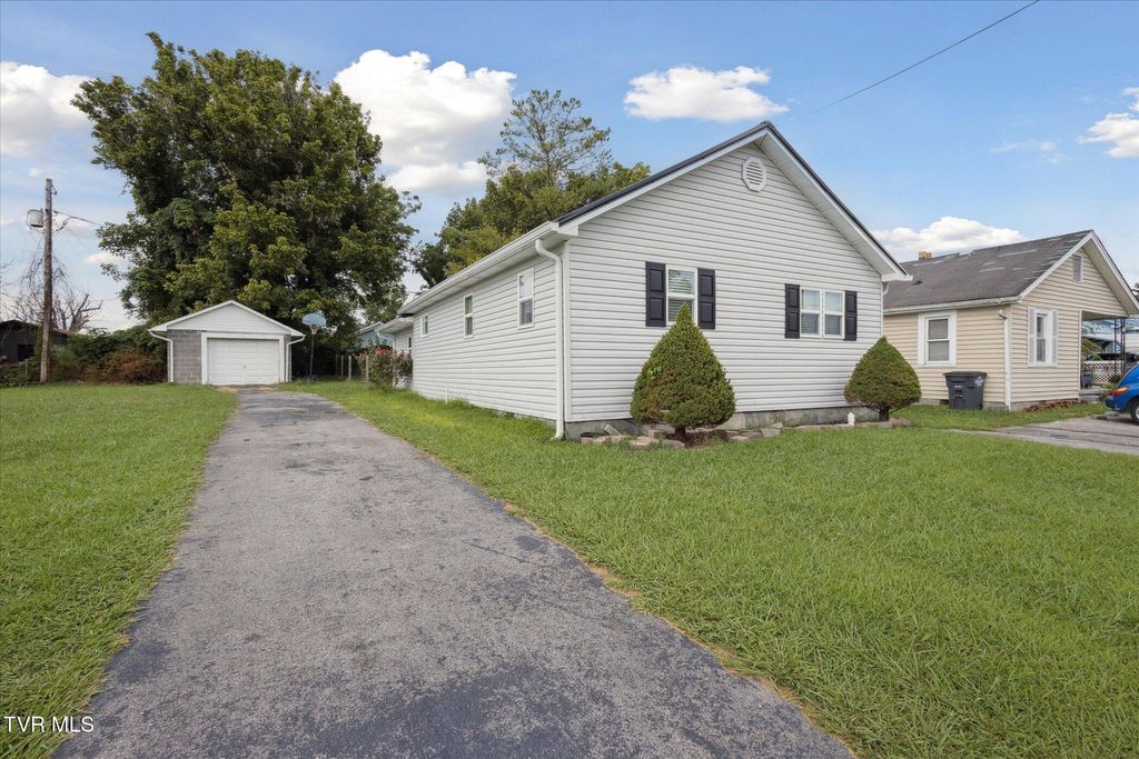 Photo of 924 Campbell Street, Kingsport, TN 37660 (MLS # 9983899)