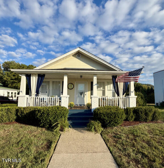 Photo of 211 Cottage Avenue, Elizabethton, TN 37643 (MLS # 10002399)