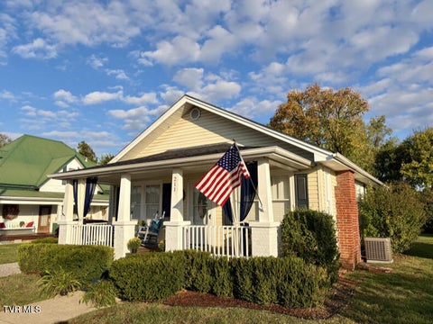 Photo of 211 Cottage Avenue, Elizabethton, TN 37643 (MLS # 10002399)