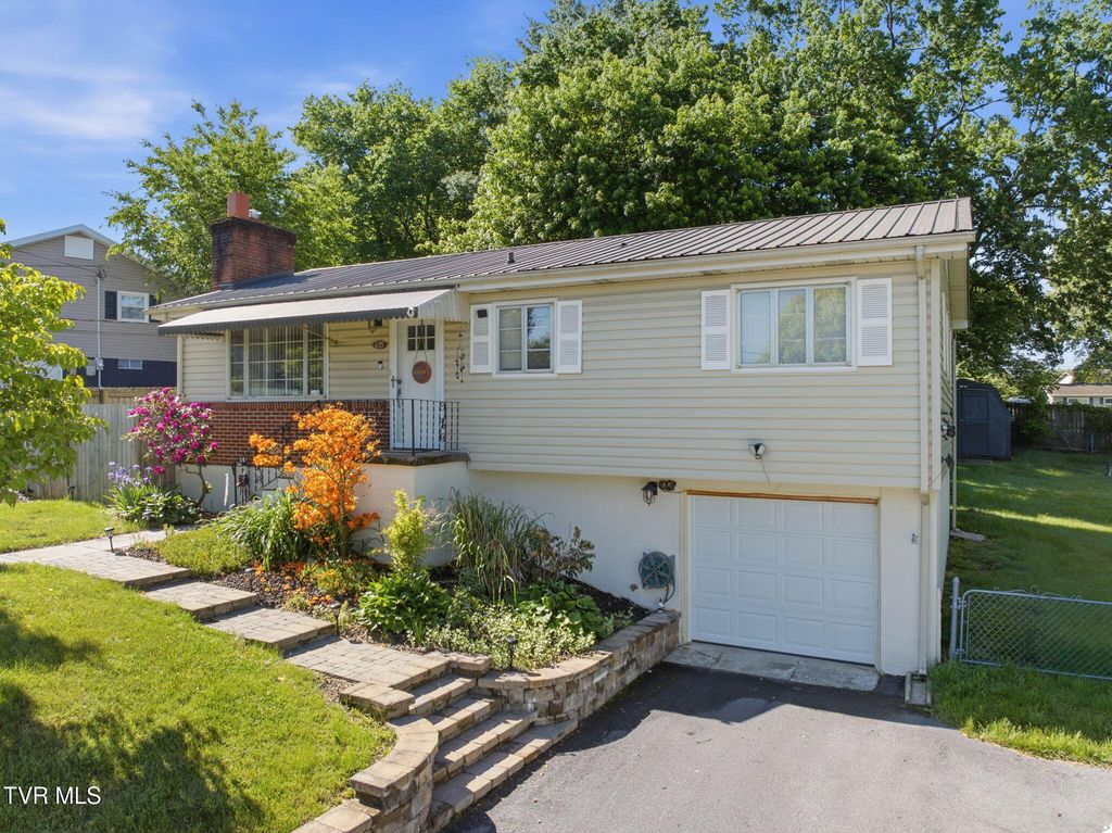 Photo of 635 Robin Circle, Bristol, VA 24202 (MLS # 9995157)