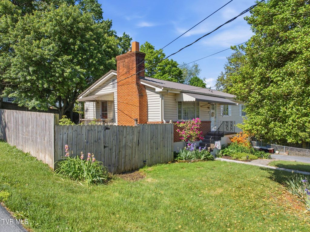 Photo of 635 Robin Circle, Bristol, VA 24202 (MLS # 9995157)