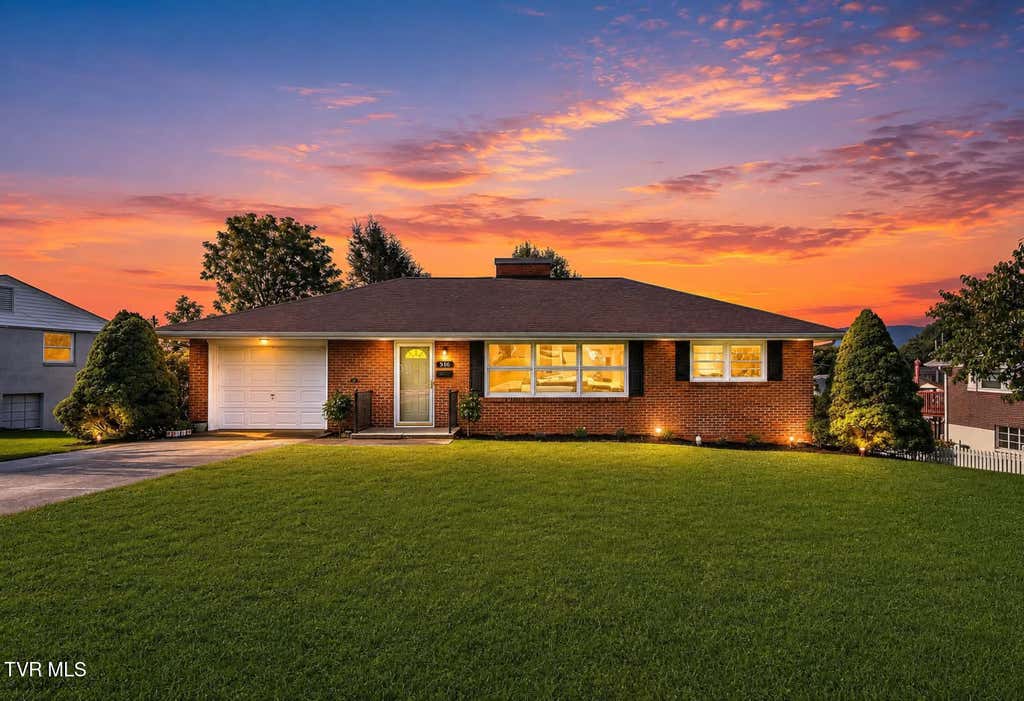 Photo of 916 Mimosa Drive, Kingsport, TN 37660 (MLS # 9999210)
