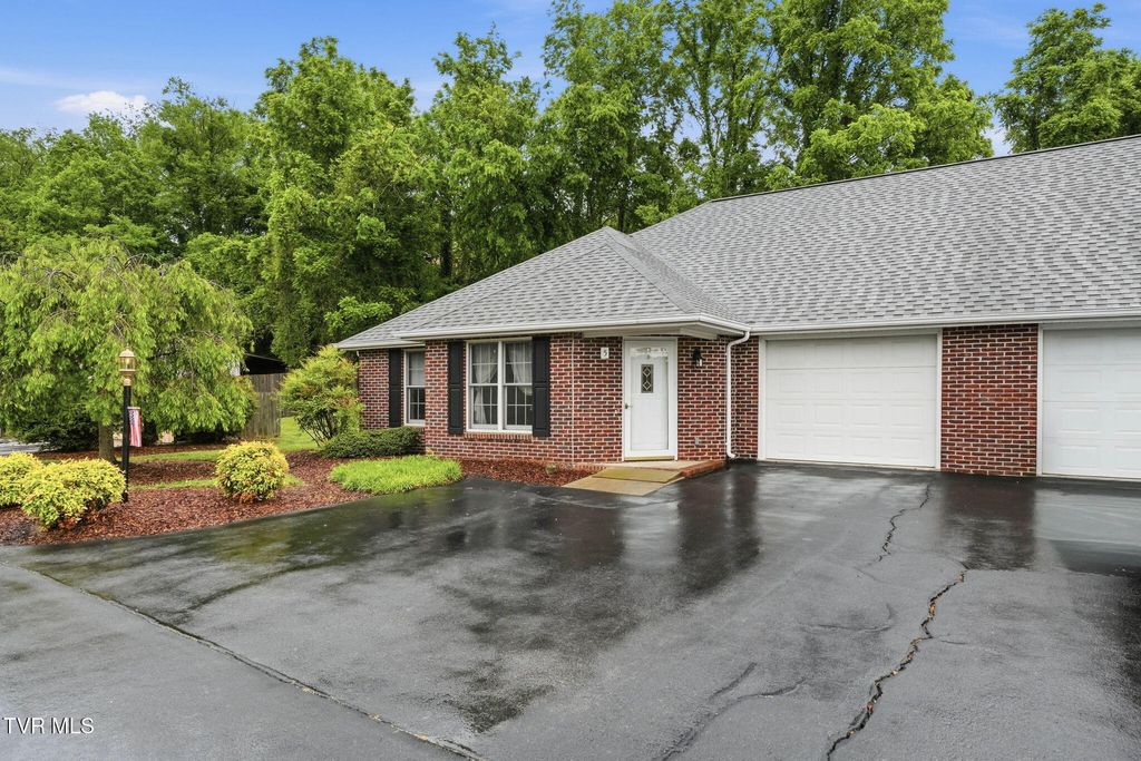 Photo of 2425 Lakeview Drive #Apt 5, Johnson City, TN 37601 (MLS # 9995305)