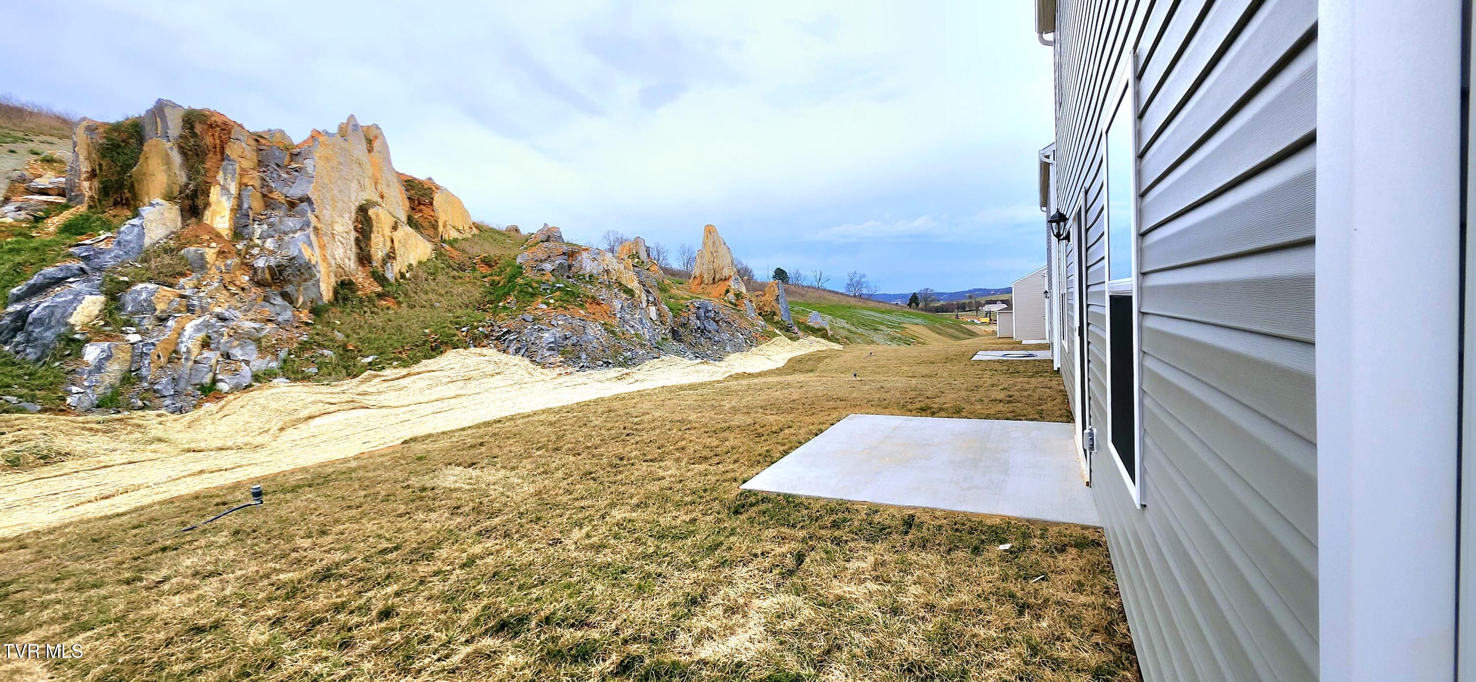 1613 Fox Meadows Circle, Bluff City, Tennessee image 2