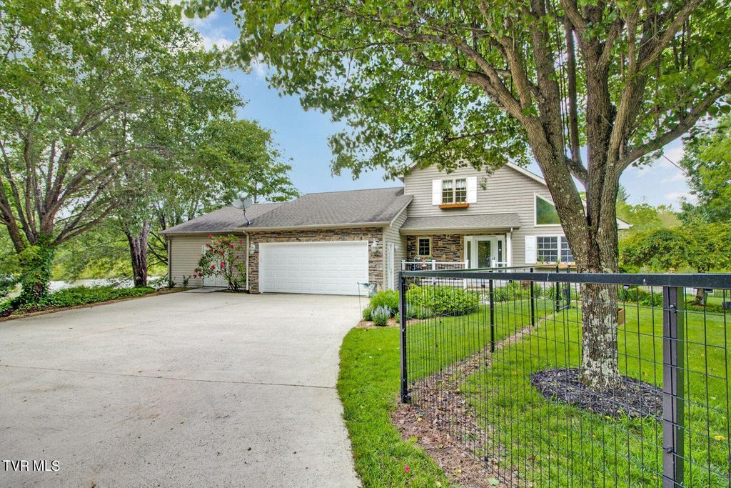 Photo of 4058 Lone Wolf Circle, Crossville, TN 38572 (MLS # 9995291)
