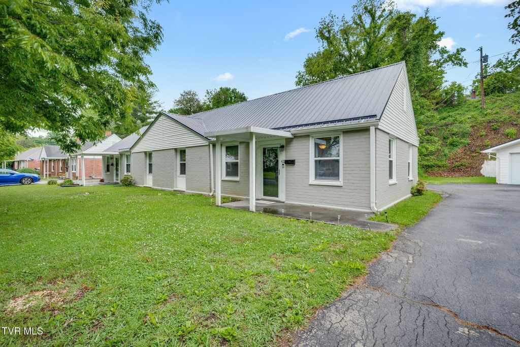 Photo of 422 Sequoyah Drive, Kingsport, TN 37660 (MLS # 9995147)
