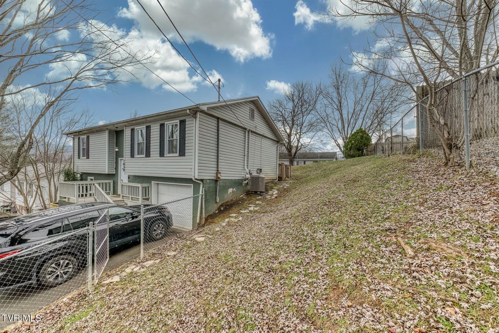 Photo of 1209 Idlewylde Circle, Johnson City, TN 37601 (MLS # 9990029)