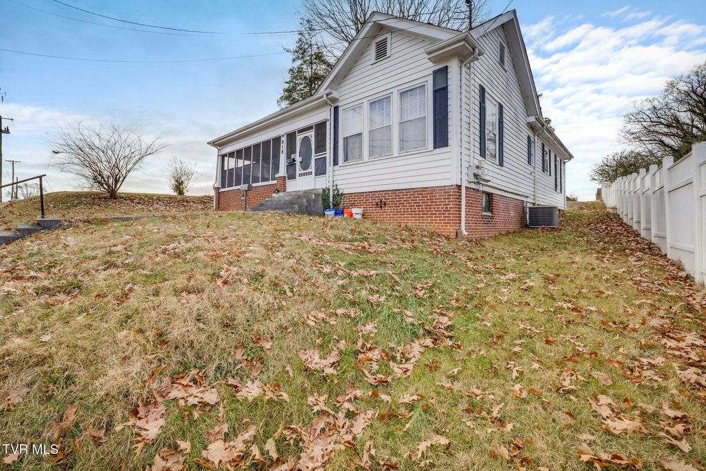 Photo of 818 5th Street, Bristol, TN 37620 (MLS # 9989682)