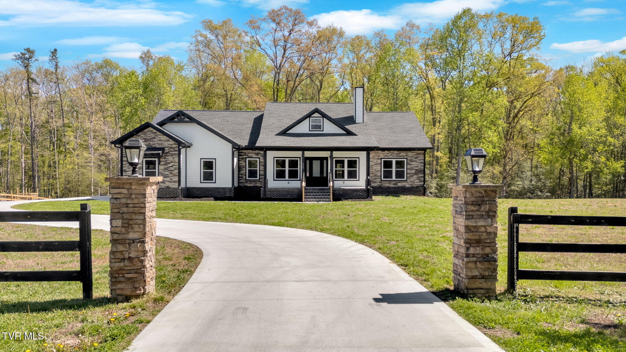 964 Deerwood Drive, Dandridge, Tennessee image 1