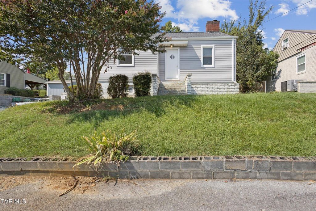 Photo of 562 Lovedale Drive, Kingsport, TN 37660 (MLS # 9984977)