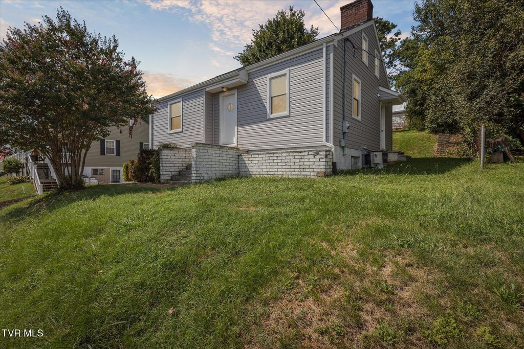 Photo of 562 Lovedale Drive, Kingsport, TN 37660 (MLS # 9984977)