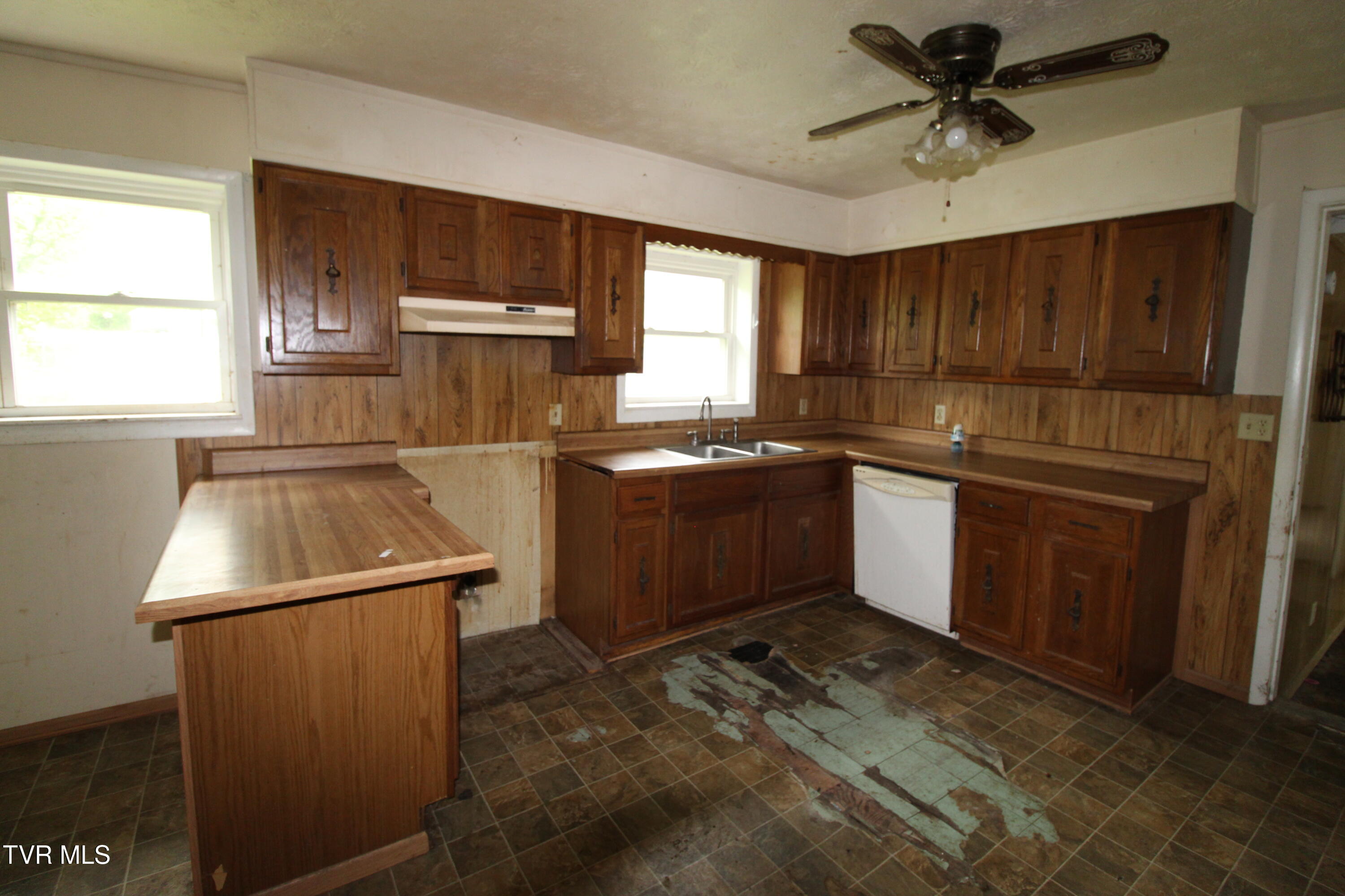 301 Rose Hill Drive, Rose Hill, Virginia image 3