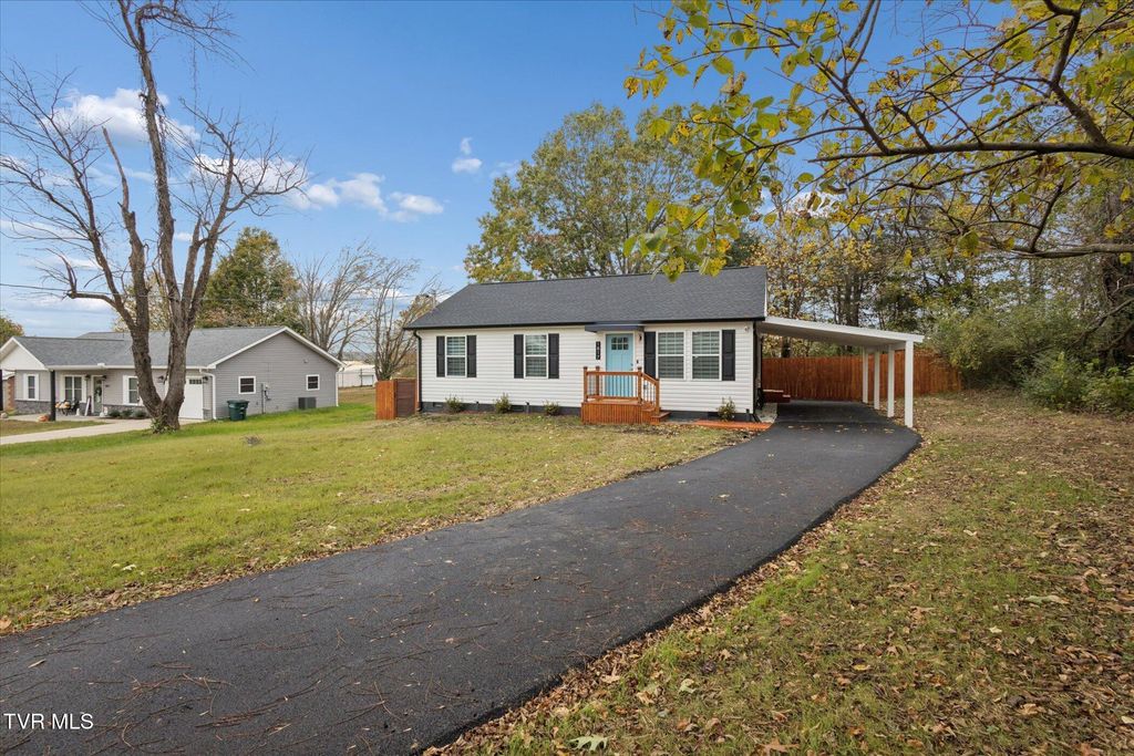 Photo of 1817 Ridgemont Drive Drive, Greeneville, TN 37745 (MLS # 9987468)