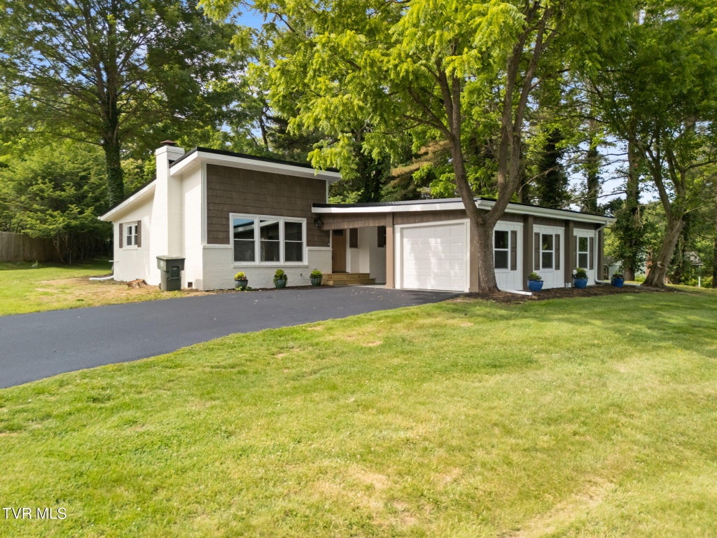 Photo of 121 Hill Drive, Abingdon, VA 24210 (MLS # 9996497)