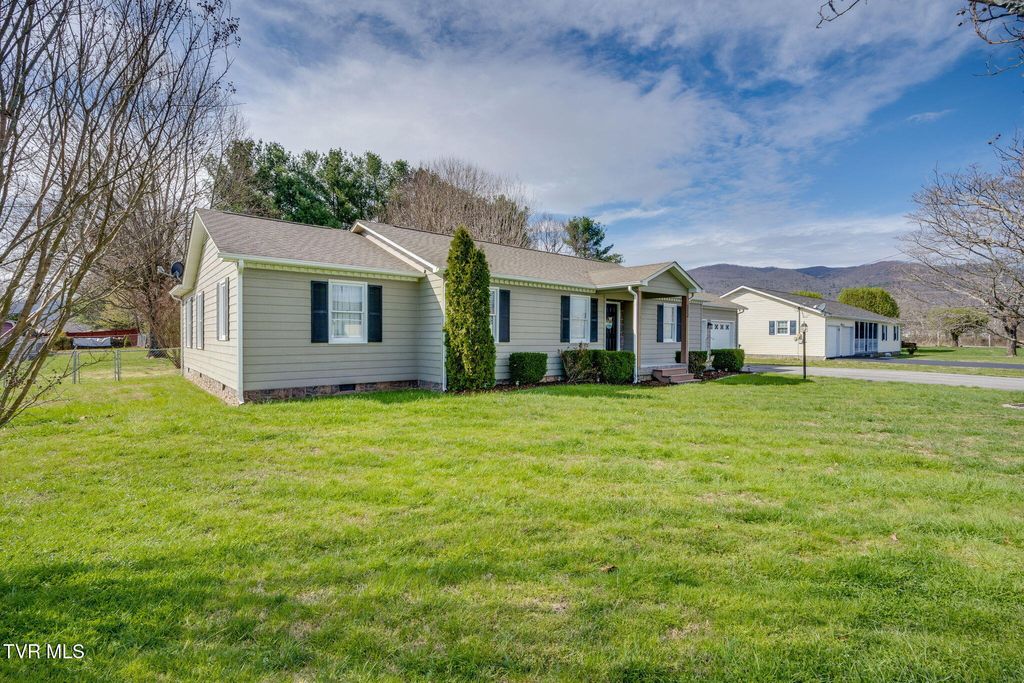 Photo of 112 Isaac Lincoln Place, Elizabethton, TN 37643 (MLS # 9992540)