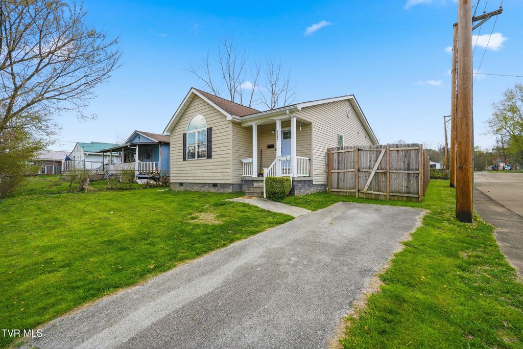 Photo of 1001 Minton Place, Kingsport, TN 37660 (MLS # 9993320)