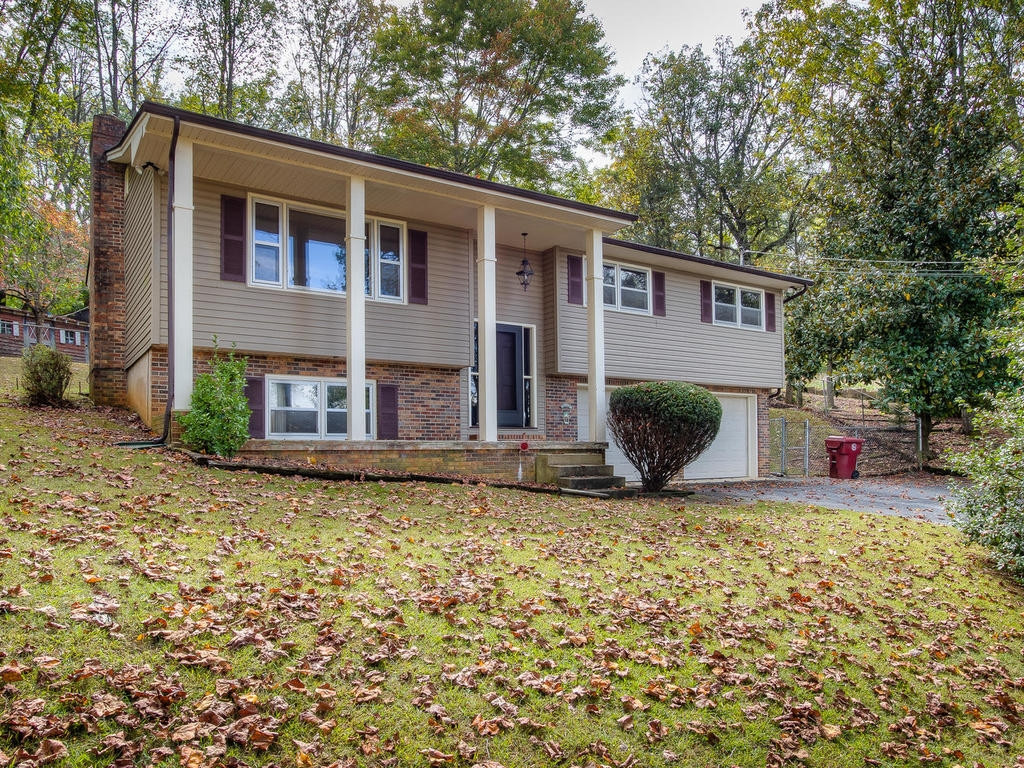 Photo 1 of 30 — 1811 Colonial Ridge Road, Johnson City, TN 37604