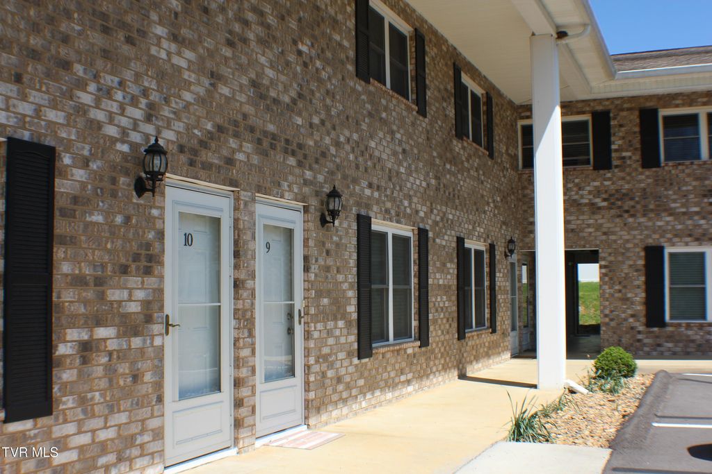 Photo of 730 Sir Echo Drive #7, Kingsport, TN 37663 (MLS # 9990844)