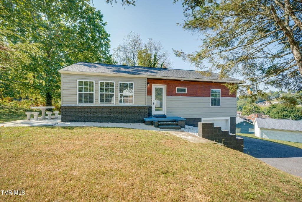 Photo of 306 Martin Street, Kingsport, TN 37665 (MLS # 10001089)