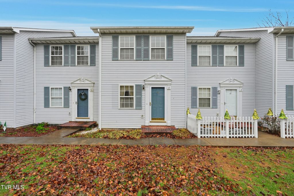 Photo of 219 Hunter Hills Circle #18, Bristol, TN 37620 (MLS # 9988937)