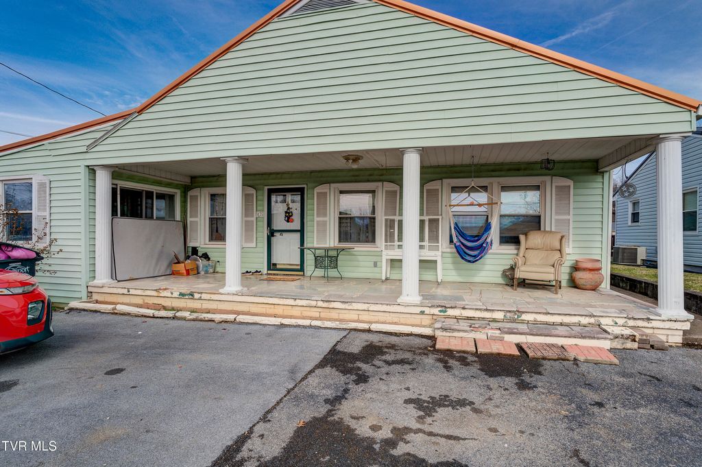 Photo of 435 Roan Street, Kingsport, TN 37665 (MLS # 9989209)