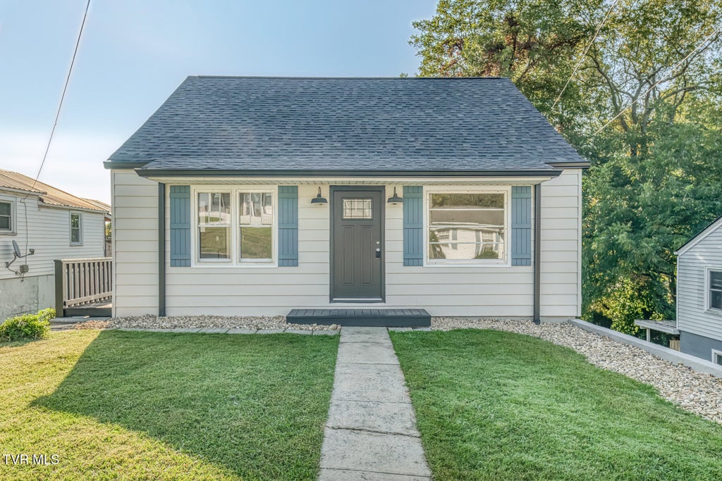 Photo of 427 Peachtree Street, Johnson City, TN 37604 (MLS # 10002267)