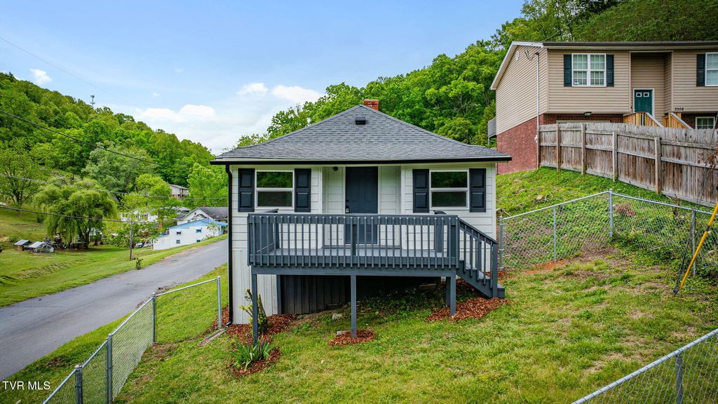 Photo of 3304 Thornton Drive, Kingsport, TN 37664 (MLS # 9994639)