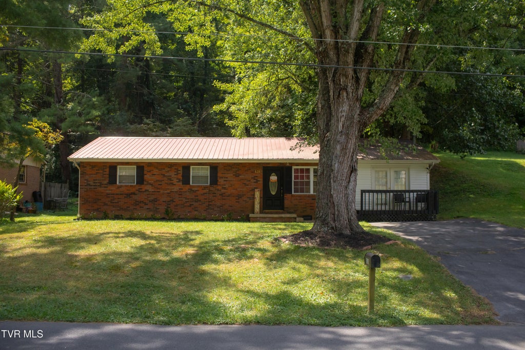 Photo of 828 Parkway Boulevard, Elizabethton, TN 37643 (MLS # 10000804)