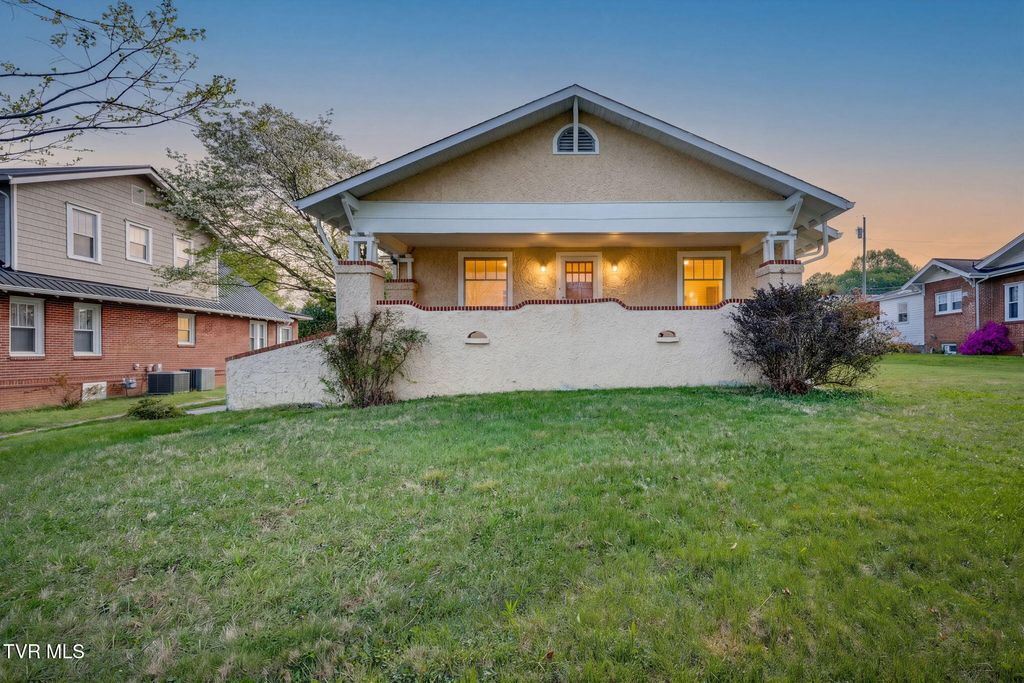 Photo of 302 Daytona Place, Elizabethton, TN 37643 (MLS # 9994000)