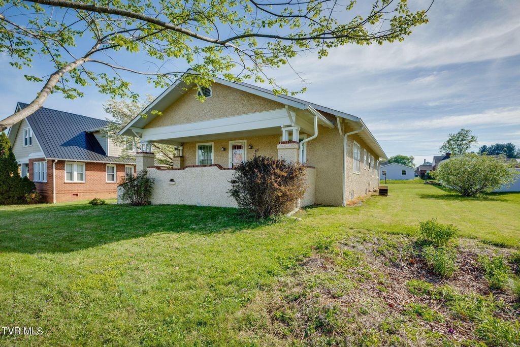 Photo of 302 Daytona Place, Elizabethton, TN 37643 (MLS # 9994000)