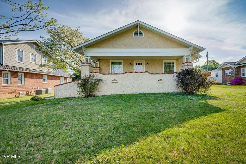 Photo of 302 Daytona Place, Elizabethton, TN 37643 (MLS # 9994000)